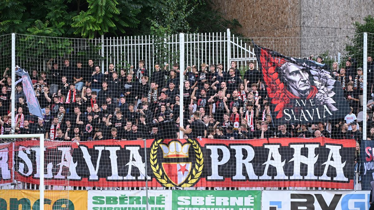Dominance fanoušků Slavie, hlavouni i legendy na tribunách. Derby táhlo