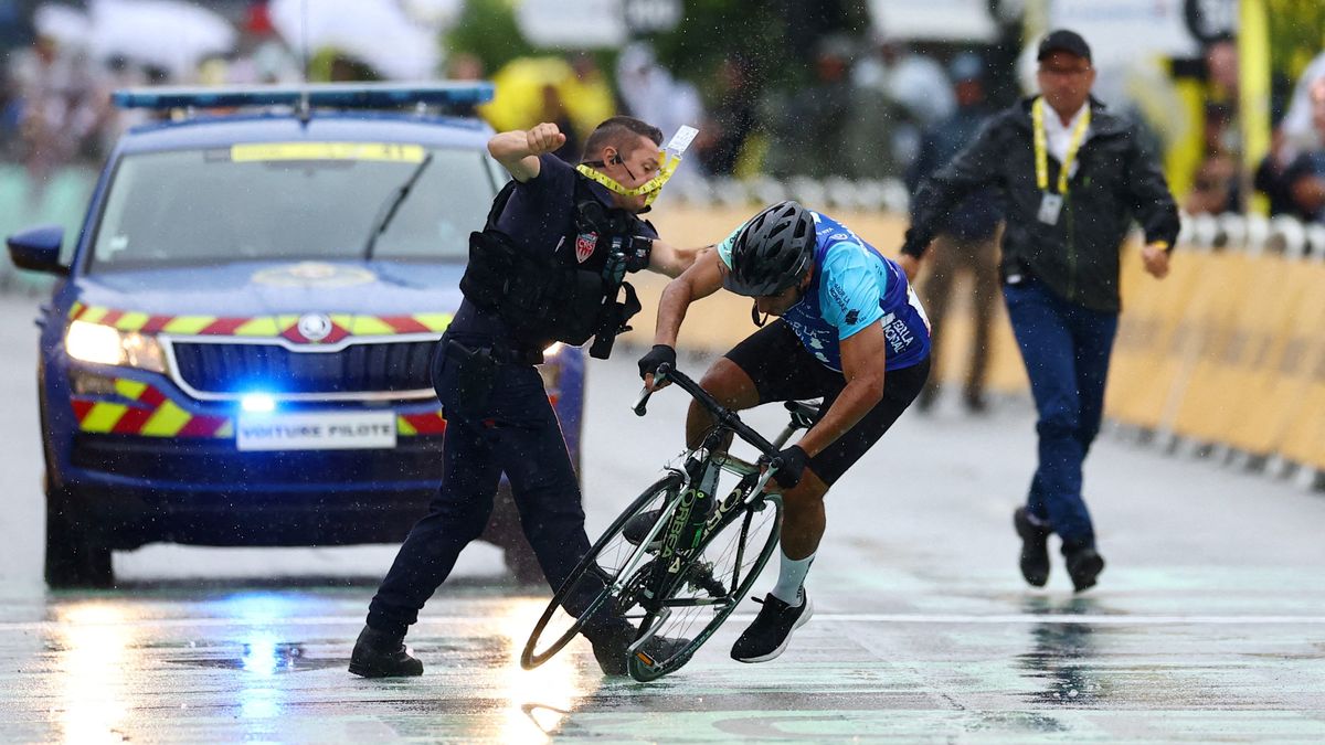 Fanoušek na Tour způsobil drama. Do finiše vjel těsně před pelotonem, policie rychle reagovala