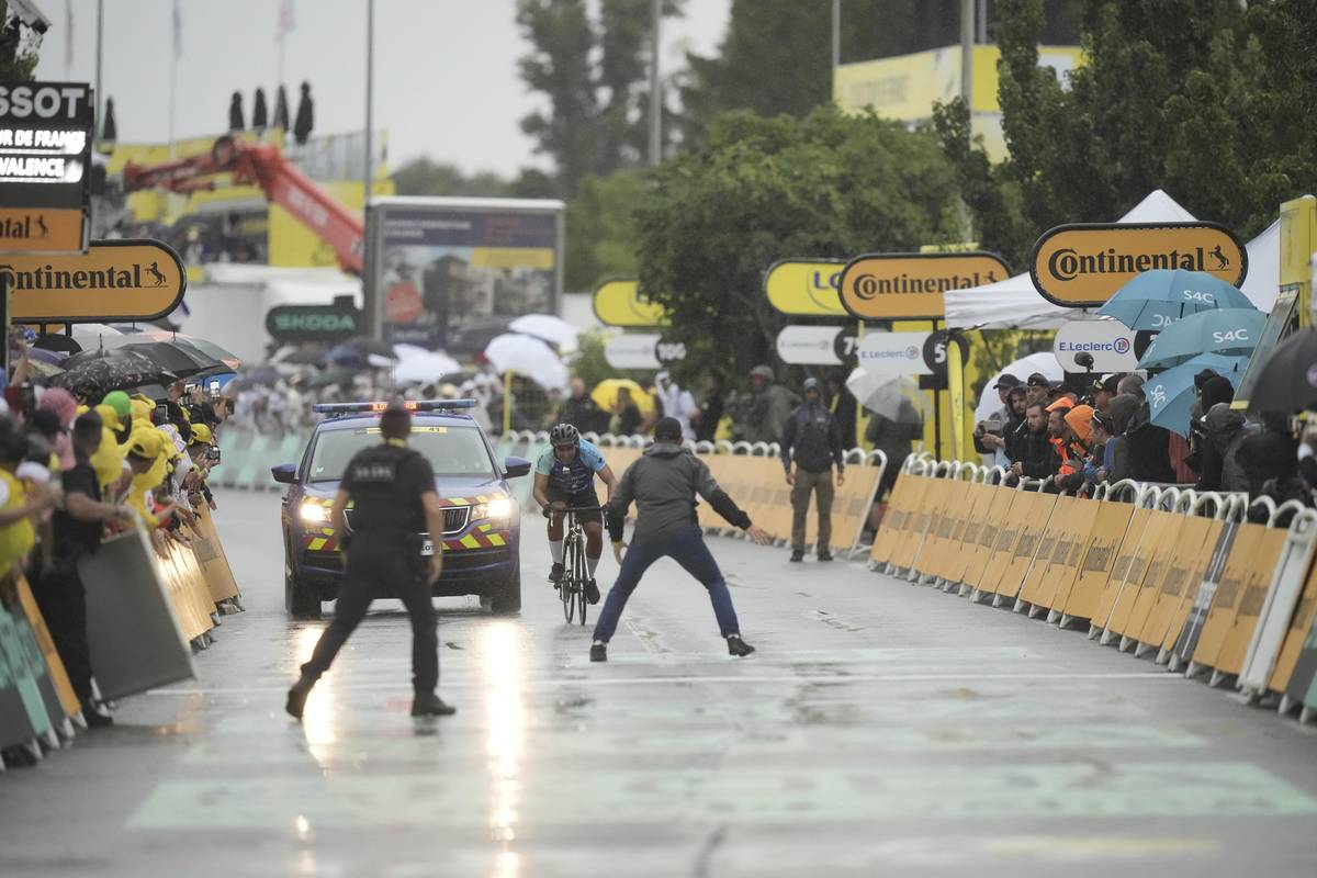 Tenhle tady nemá co dělat! Těsně před cílem 17. etapy do cílové rovinky skočil jeden z diváků. I s kolem. 