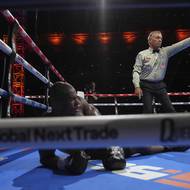 Britský boxer Daniel Dubois inkasoval v pátém kole K. O. Po počítání se už nepostavil na nohy.