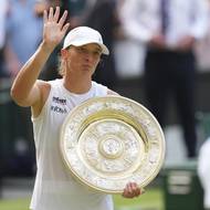Iga Šwiateková s cenou pro vítězku Wimbledonu