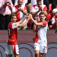 Fotbalisté Slavie se radují z gólu proti Drážďanům.