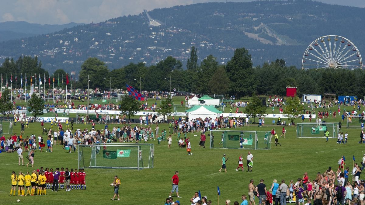Skandál na největším fotbalovém turnaji na světě. Rozhodčí skončil po napadení v nemocnici