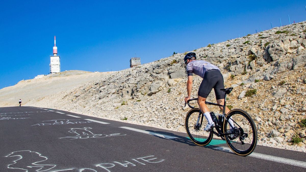 Plešatý Obr z Provence. Cyklisty na Tour čeká mytický Mt. Ventoux, který i zabíjel