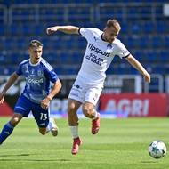 Jiří Sláma z Olomouce sleduje Patrika Blahúta ze Slovácka.