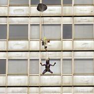 Červenec 2003. Baumgartner skáče ze 137metrového mrakodrapu firmy Pirelli v Miláně. 