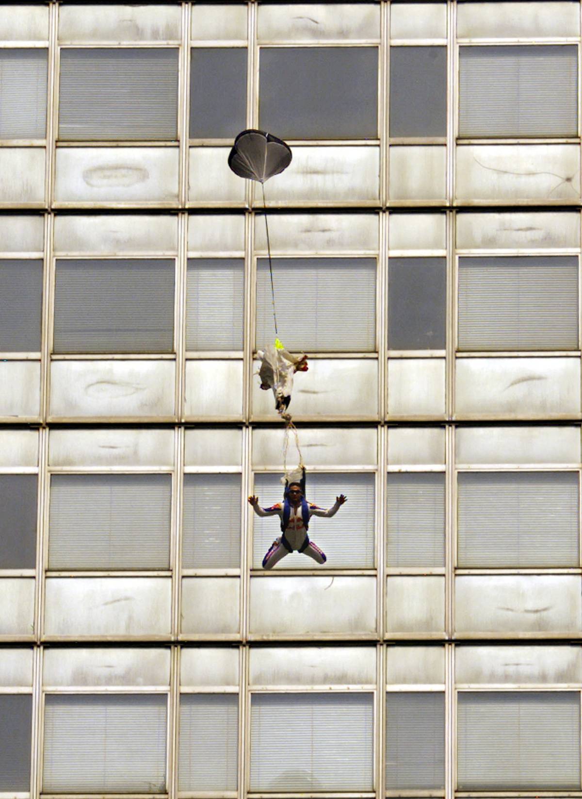 Červenec 2003. Baumgartner skáče ze 137metrového mrakodrapu firmy Pirelli v Miláně.