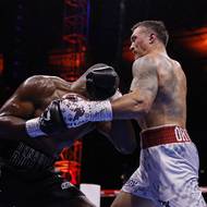 Oleksandr Usyk (vpravo) a jeho rána do Daniela Duboise