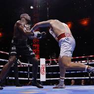 Oleksandr Usyk (vpravo) a jeho drtivý úder levou rukou, po němž šel Daniel Dubois k zemi.