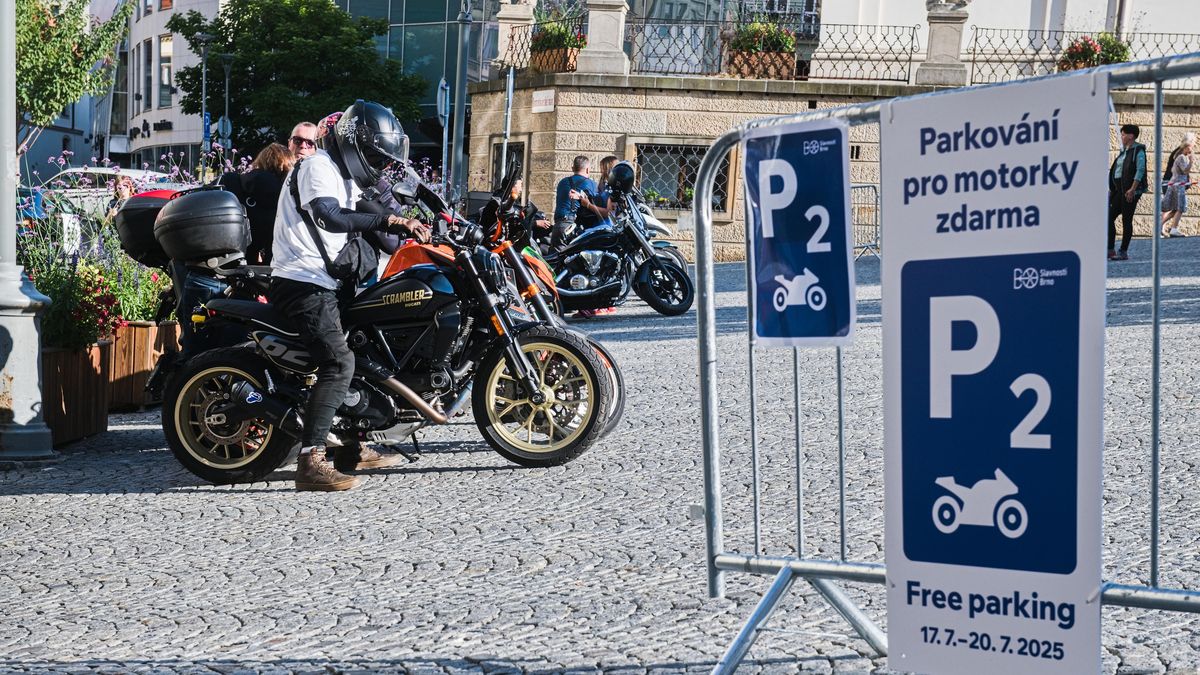 Fanoušci motorek dnes na okruh v Brně proudí už od časného rána