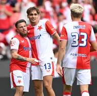 Slavia slaví gól proti Drážďanům.