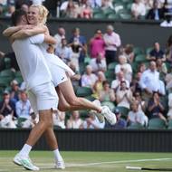 První okamžiky po vítězství. Kateřina Siniaková je aktuálně olympijskou i wimbledonskou šampionkou v mixu. 