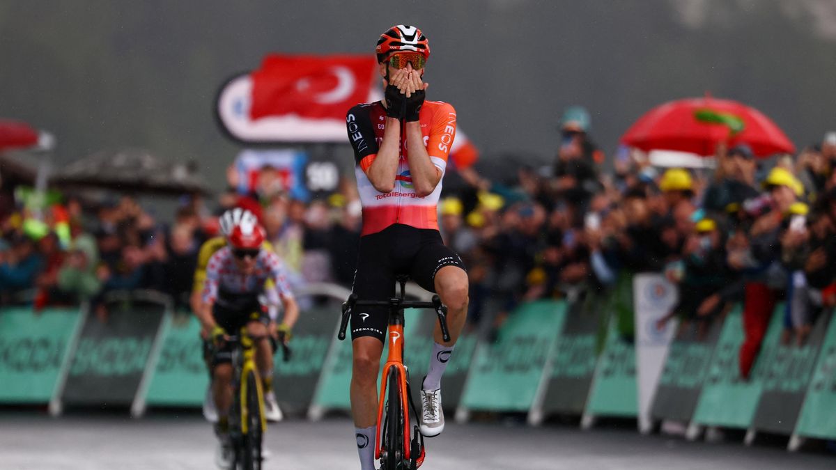 Favorité zaspali, pro překvapivou výhru na Tour si dojel Arensman! Boj o pódium je rozklíčován