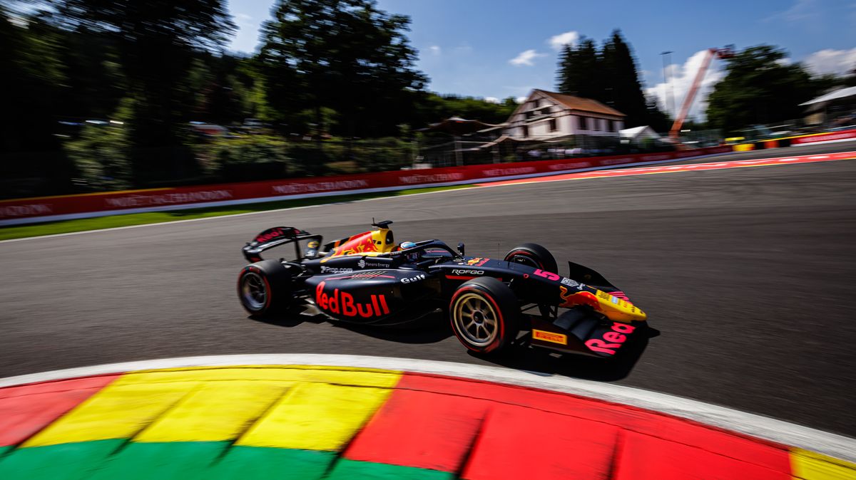 Bizár ve stínu Staňkova triumfu. Pilot F2 brzdil hořící monopost cihlou