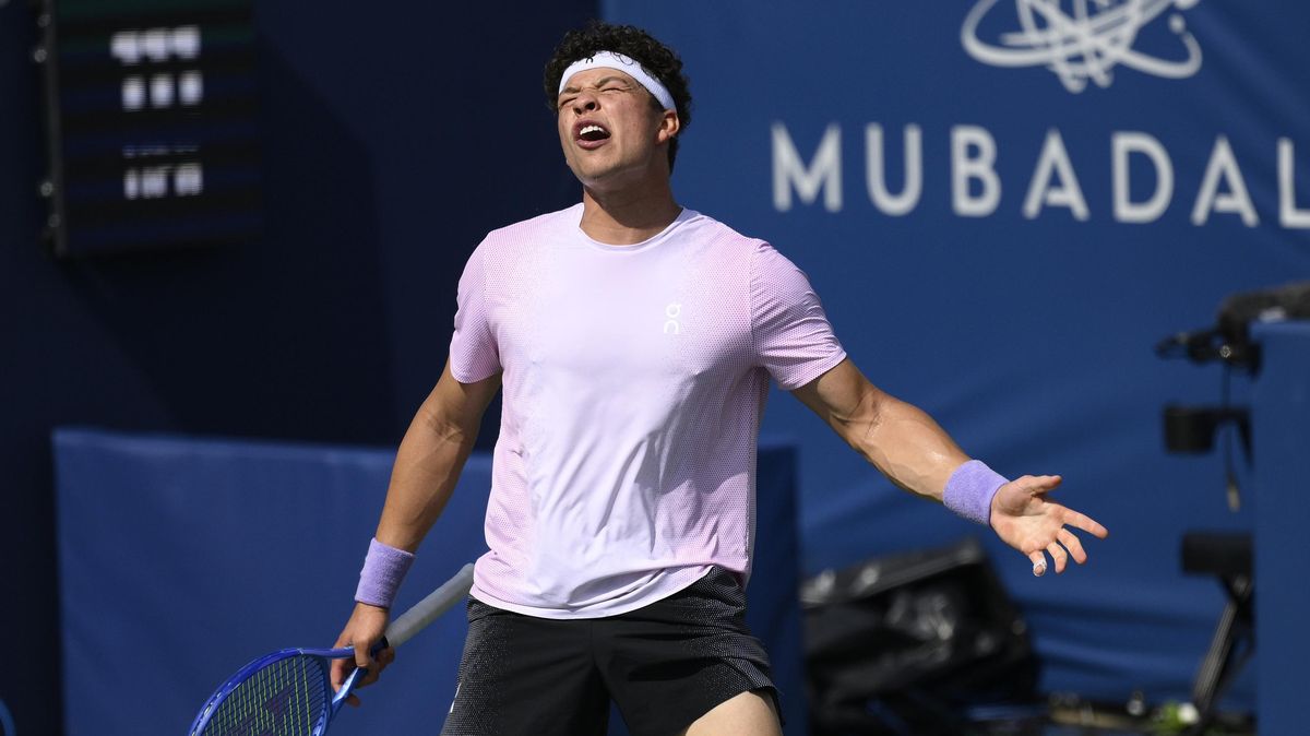 Umpire varoval před tvrdými servisy. Světová osmička vzápětí trefila fanynku