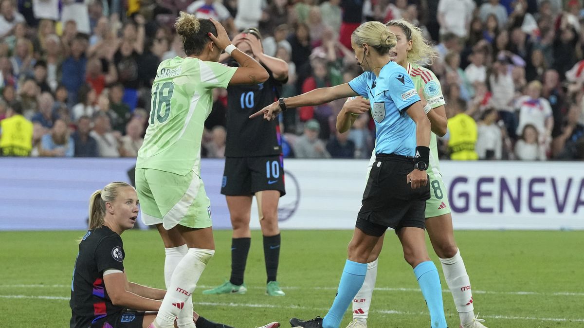 Dvojité slzy italské kapitánky. Zranila se, a pak obrečela vyřazení po sporné penaltě na konci prodloužení