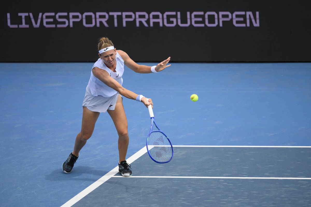 Marie Bouzková ve čtvrtfinále proti Američance Ann Liové.