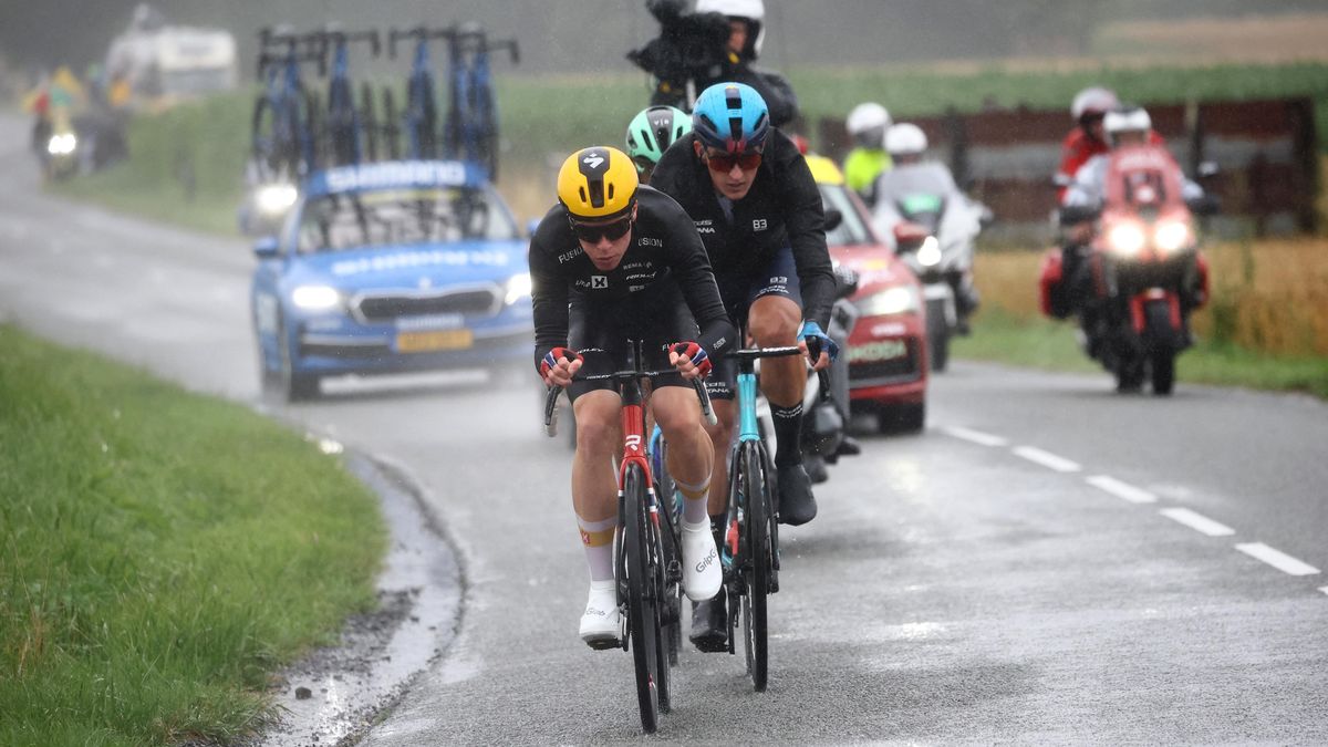 Druhá a nejdelší etapa Tour de France odstartovala v dešti se zpožděním
