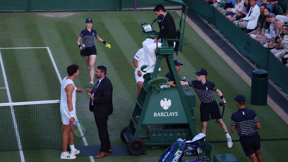 Další wimbledonské fiasko. Američan vystartoval po sudím, naštvaný byl i jeho soupeř