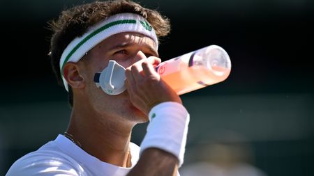 TENIS ONLINE: Z Menšíkovy bitvy o třetí kolo se stává drama! Do akce ve Wimbledonu půjde i Macháč