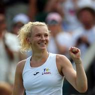 Vítězná radost Kateřiny Siniakové. V prvním kole Wimbledonu porazila světovou šestku. 