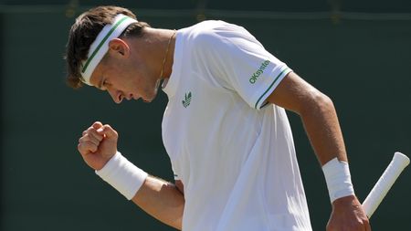 TENIS ONLINE: Skvěle! Menšík se vrací do hry o třetí sadu. Do akce ve Wimbledonu půjde i Macháč