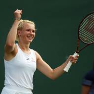 Vítězná radost Kateřiny Siniakové. V prvním kole Wimbledonu porazila světovou šestku. 