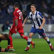 Jotu rychle koupilo Atlético Madrid, ale obratem ho poslalo hostovat do Porta. Tam si zahrál první zápasy v Lize mistrů. První gól v Champions League dal Leicesteru (2016)