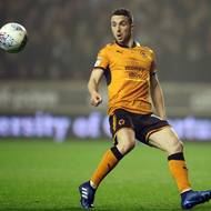 Další rok, další hostování. Atlético Jotu poslalo do anglického Wolverhamptonu, kde na Portugalce obecně sázeli. Během první sezony vystřílel Wolves postup do Premier League a klub ho ze Španělska vykoupil. Kariéra v Anglii se mohla rozjet naplno.