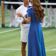 Princezna Kate předává trofej Carlosi Alcarazovi.