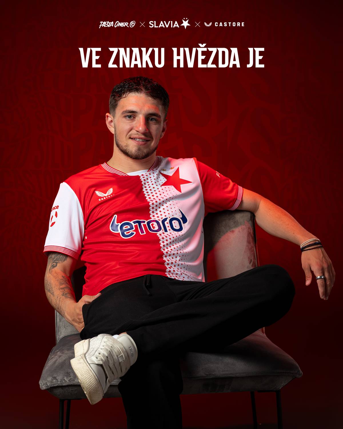 První sada je červenobílá a „sešívaná“, jinak to u Slavie být ani nemůže.