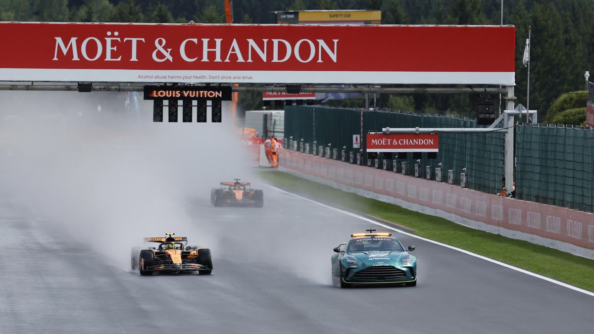 Mistři světa kritizují odložení startu ve Spa. Když není vidět, dá se zpomalit, tvrdí Verstappen