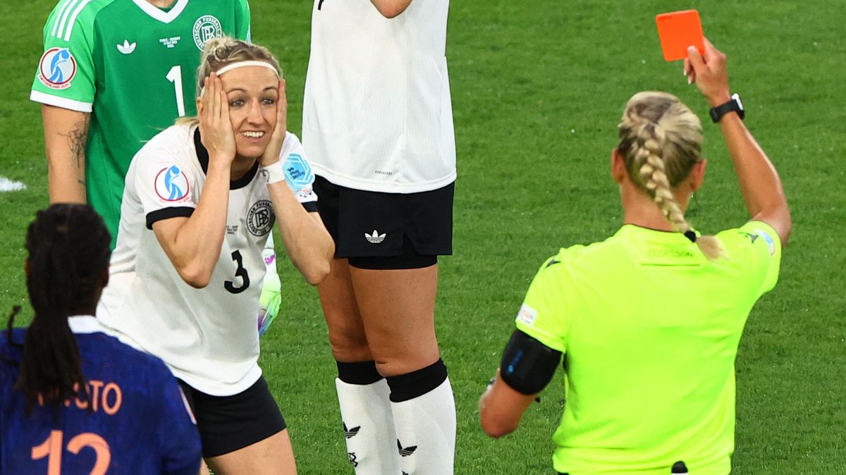Zákrok, jaký se nevidí. Šampionát fotbalistek přinesl kuriozní situaci za červenou kartu