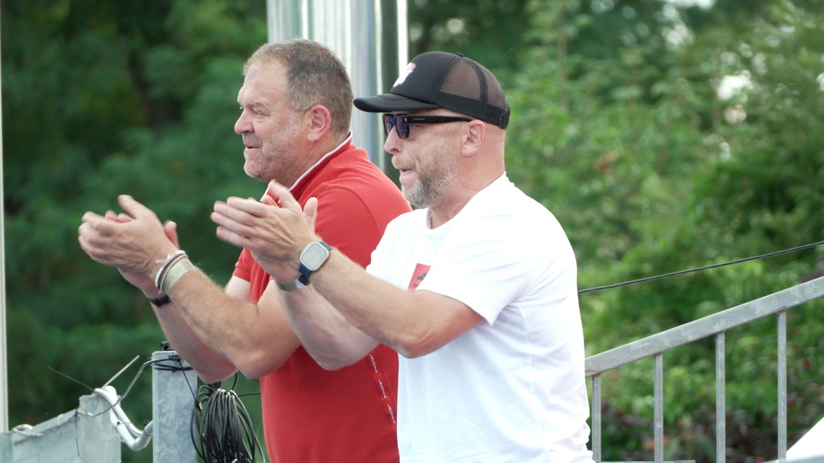Z lavičky Slavie na tenisovou tribunu. Houštecký je největším fanouškem české naděje