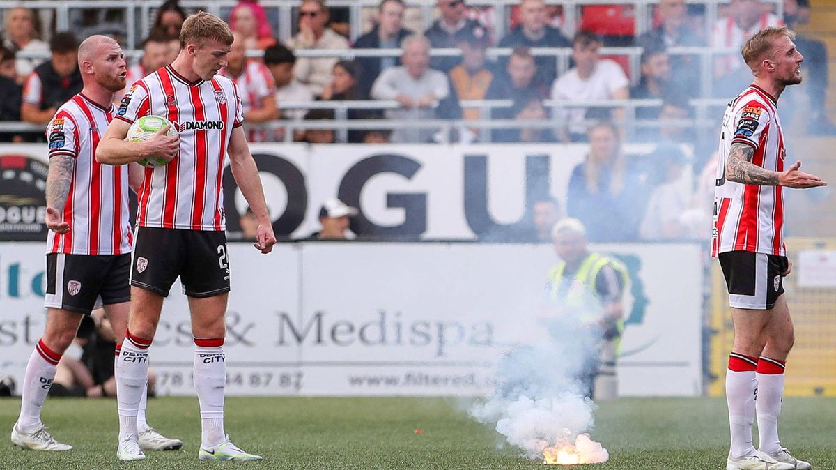 Nechutná dohra derby. Fanoušci po sobě stříleli ohňostrojem
