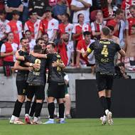 Hráči Hradce Slaví gól do sítě Slavie