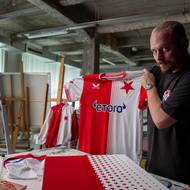Dresy navrhl designér Zdeněk Řanda alias Pasta Oner. 