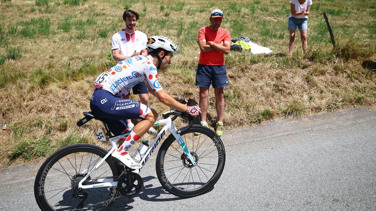 Tak vezmeš si ten bidon? Francouzský cyklista na Tour viditelně podváděl, přišel jen mírný trest