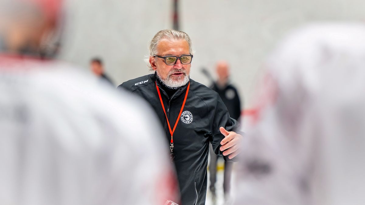 Třinec je na ledě. Brusle nazuli i rekonvalescenti Kovařčík a Kundrátek