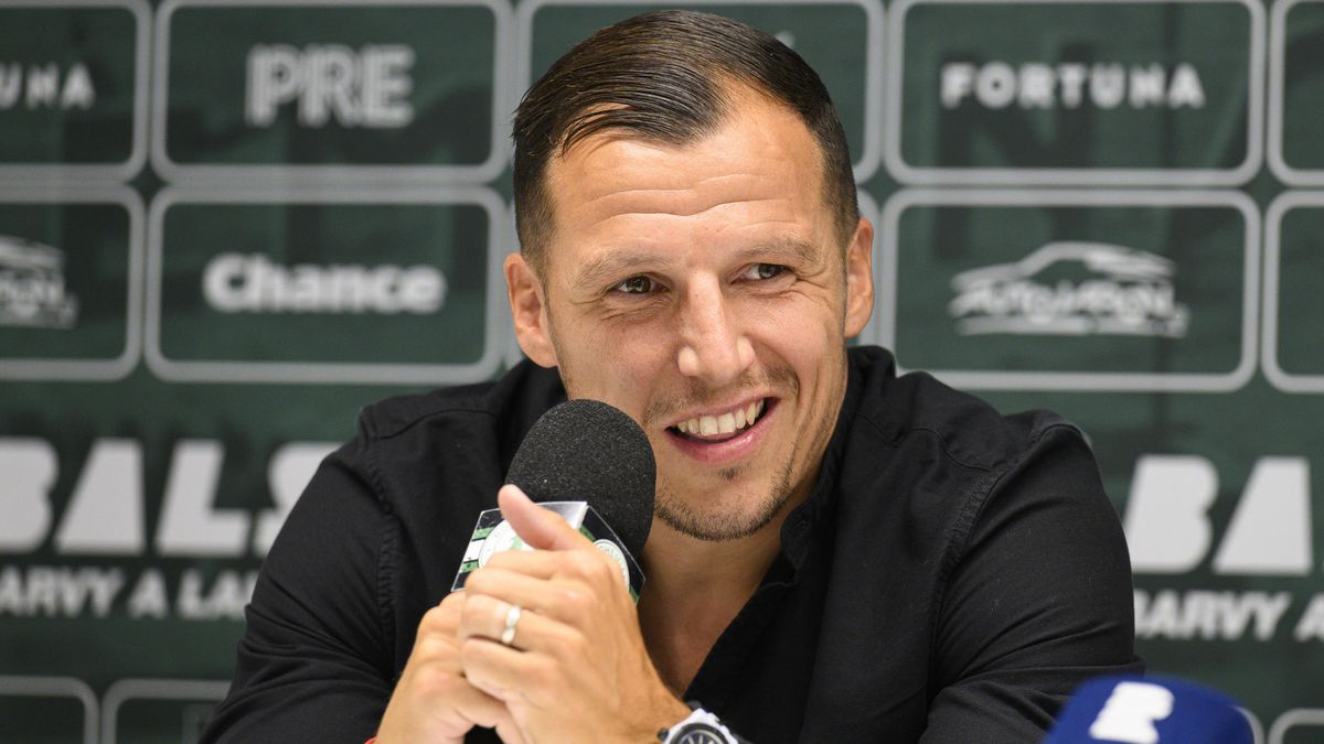 Seznamování s počítačem, vyřizování na policii. Ikona Bohemians se učí v nové roli