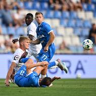 Lukáš Letenay z Liberece (sedí úplně vlevo) a Jakub Fulnek z Mladé Boleslavi