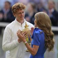 Jannik Sinner přebírá trofej od princezny Kate.