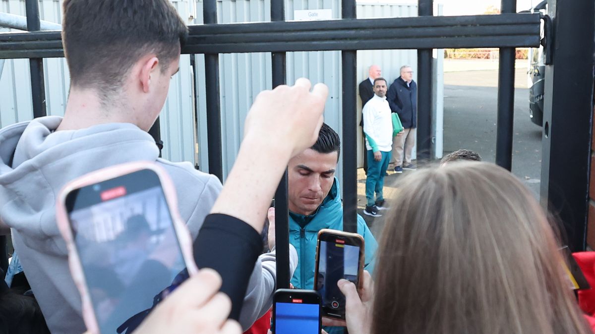 Rakouské šílenství! Fanoušci se lepí na Ronalda, ten vyhrožuje policií