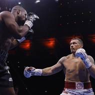 Oleksandr Usyk (vpravo) během souboje s Danielem Duboisem