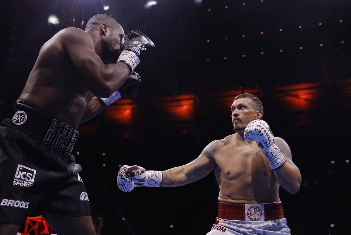 Oleksandr Usyk (vpravo) během souboje s Danielem Duboisem