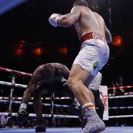 Daniel Dubois padá v pátém kole na zem, kde byl hlavním sudím počítán.
