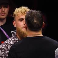 Jake Paul nakráčel po duelu do ringu, aby si střihl staredown s Oleksandrem Usykem.