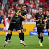 Jakub Hodek a Tomáš Petrášek z Hradce Králové oslavují vyrovnávací gól na 2:2.