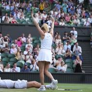 První okamžiky po vítězství. Kateřina Siniaková je aktuálně olympijskou i wimbledonskou šampionkou v mixu. 