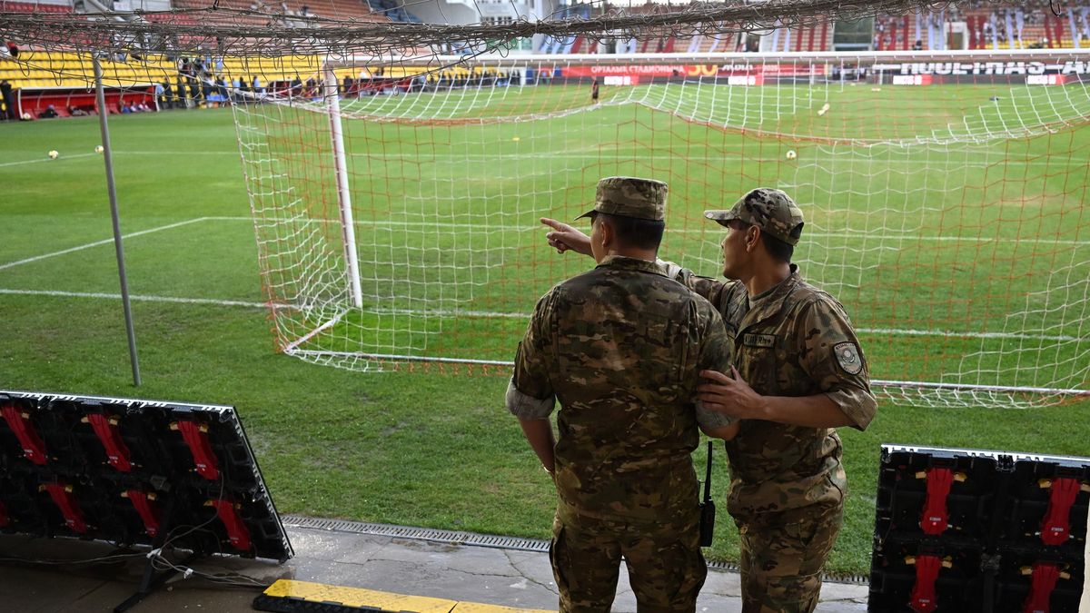 Fotbal v Kazachstánu: Bučení, dráždění, těžkooděnci i vojáci v tiskáči